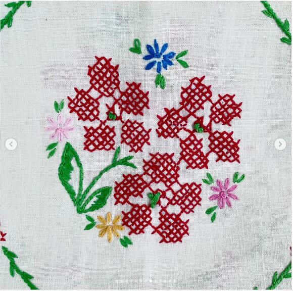 Vintage Embroidered Dresser Scarf Table Runner Lacy Edge Embroidery RED FLOWERS - Picture 3 of 5